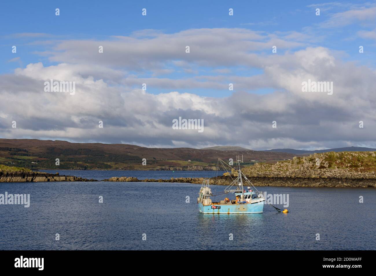Fischerboot im Hafen von Clachan auf der Insel Raasay Schottland Stockfoto