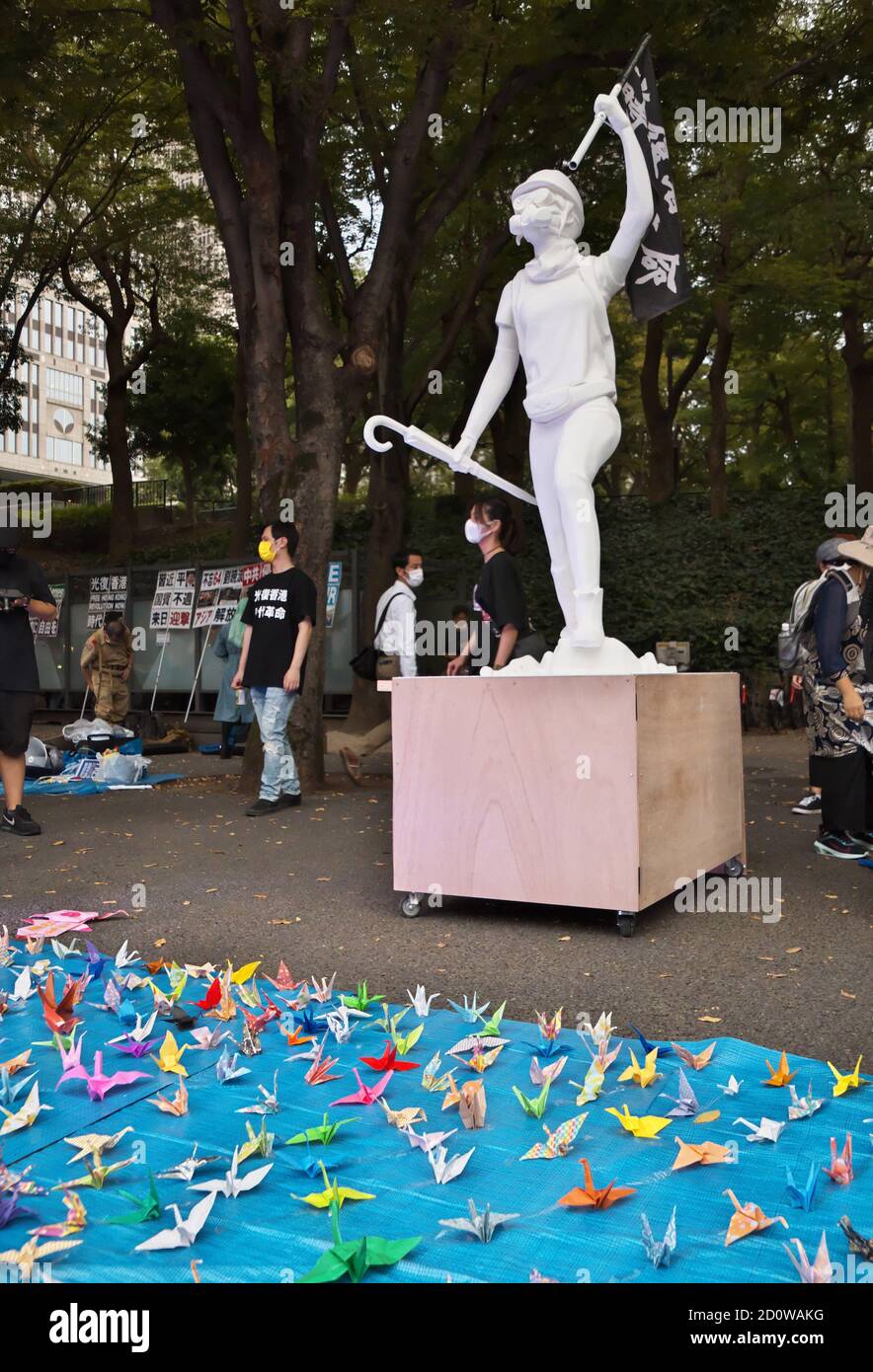 Tokio, Japan. Oktober 2020. Etwa 300 Teilnehmer aus Südmongolisch, tibetisch, Uigur, Japanisch und Hong Konger versammeln sich am Samstag, den 3. Oktober 2020, bei einer Kundgebung gegen die Regierung der Kommunistischen Partei Chinas in Shinjuku, Tokio, Japan. Jeder von ihnen, Hong Konger, Uiguren, Südmongoler und tibeter, veranstaltete tagsüber eine Kundgebung. Foto von Keizo Mori/UPI Kredit: UPI/Alamy Live News Stockfoto