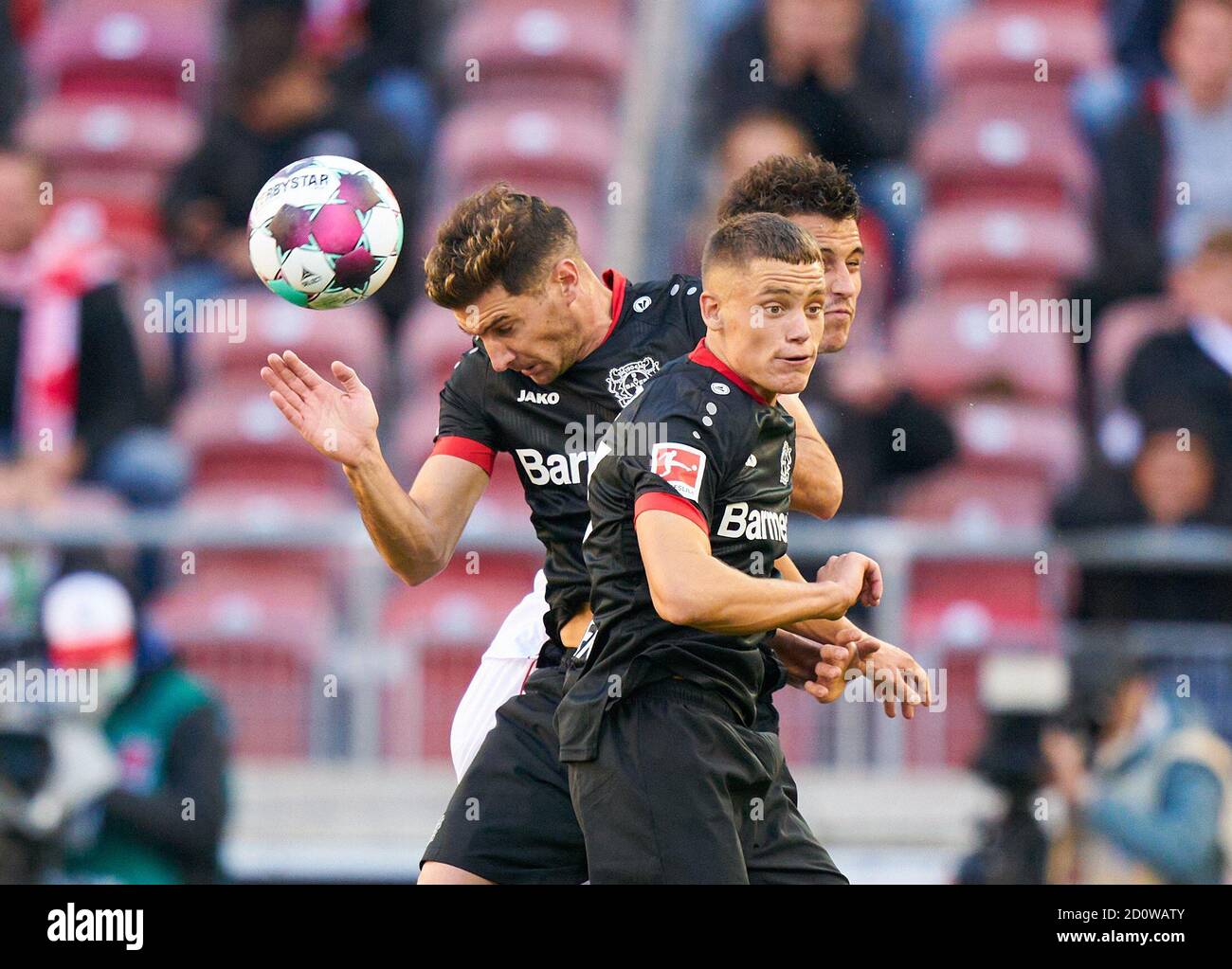 Marc-Oliver KEMPF, VFB 4 Wettkampf um den Ball, Tackling, Duell, Header, zweikampf, Action, Kampf gegen Lucas Alario , Lev 13 Florian WIRTZ, Lev 27 VFB STUTTGART - BAYER 04 LEVERKUSEN - die DFL-VORSCHRIFTEN VERBIETEN DIE VERWENDUNG VON FOTOGRAFIEN als BILDSEQUENZEN und/oder QUASI-VIDEO - DFL 1.Deutsche Fußball Liga , Stuttgart, Oktober 03, 2020, Saison 2020/2021, Spieltag 03, © Peter Schatz / Alamy Live News Stockfoto