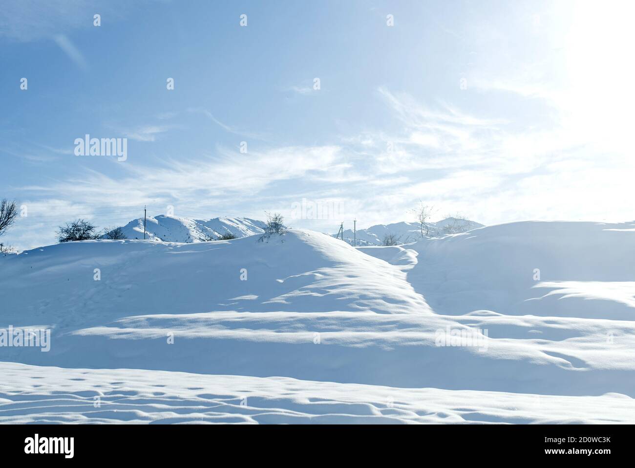 Winter schneebedeckte Hügel der Tien Shan Berge in Usbekistan bei klarem sonnigem Wetter Stockfoto