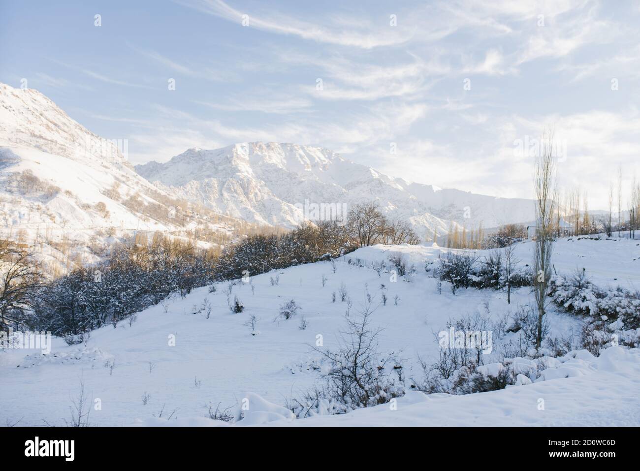 Wintergebirgslandschaft des Tianshan-Gebirges in Usbekistan. Entlang der Straße nach Taschkent Stockfoto