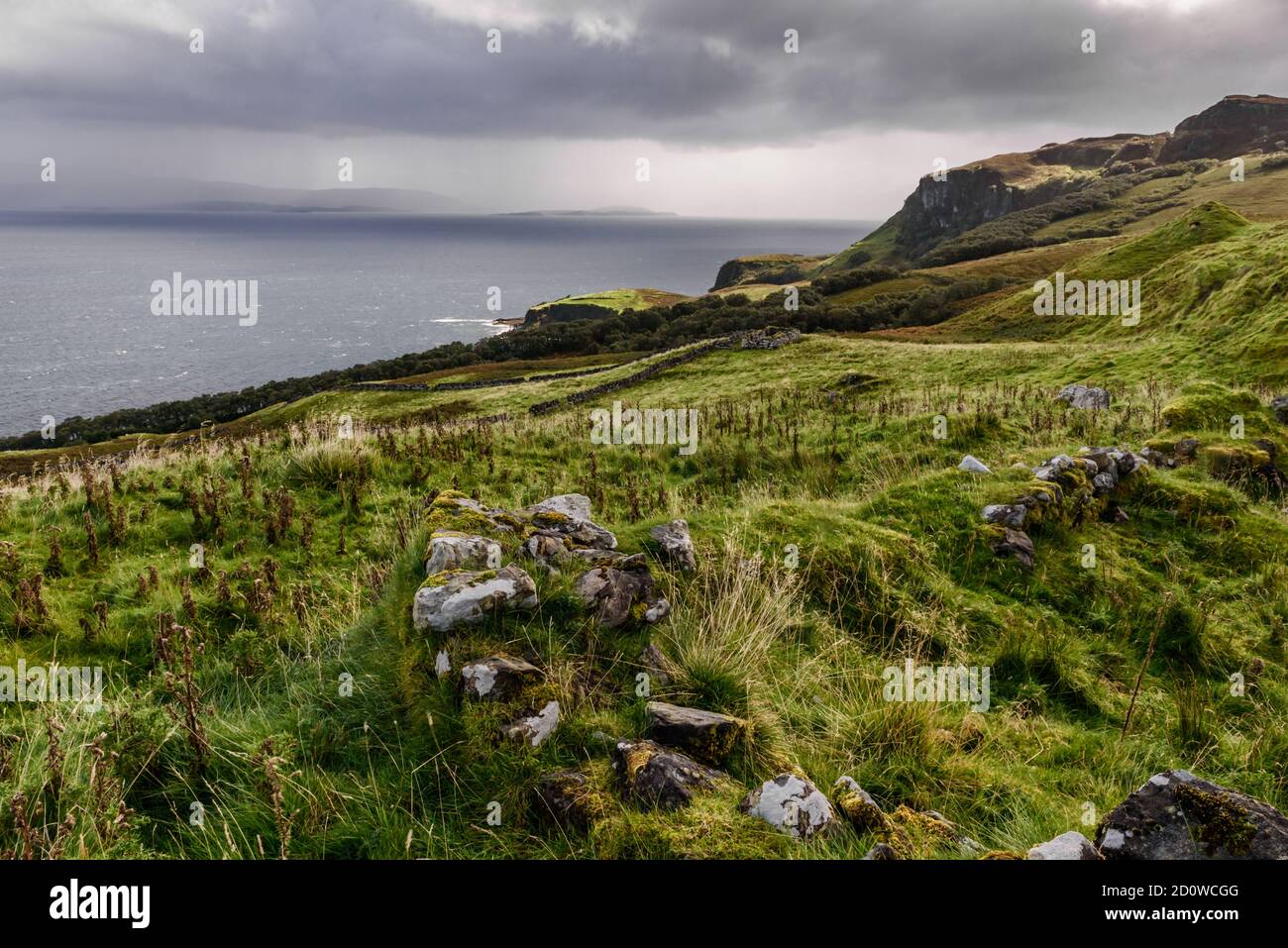 Blick über den Inner Sound von Hallaig auf Raasay zu Applecross und die Crowlin-Inseln Stockfoto
