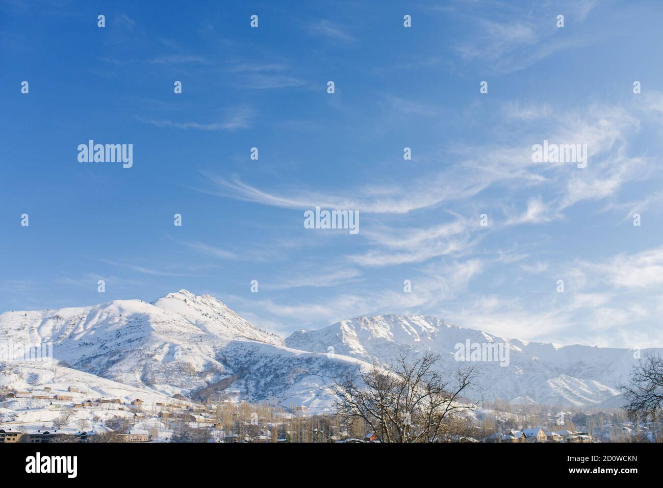 Erstaunliche Winterlandschaft der Berge in Usbekistan im Winter. tien shan Stockfoto