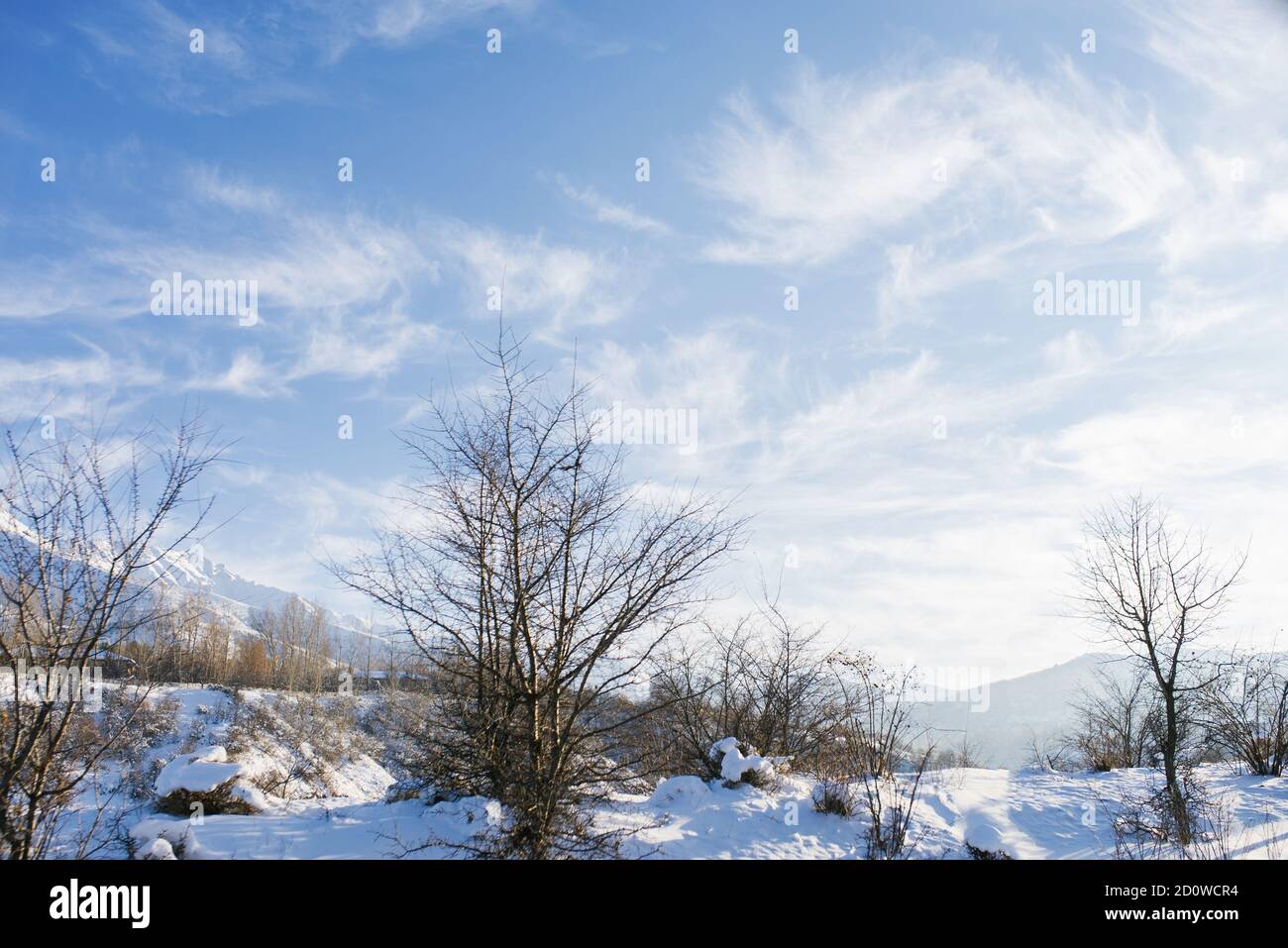 Erstaunliche Berglandschaft im Winter in den Bergen von Usbekistan Stockfoto