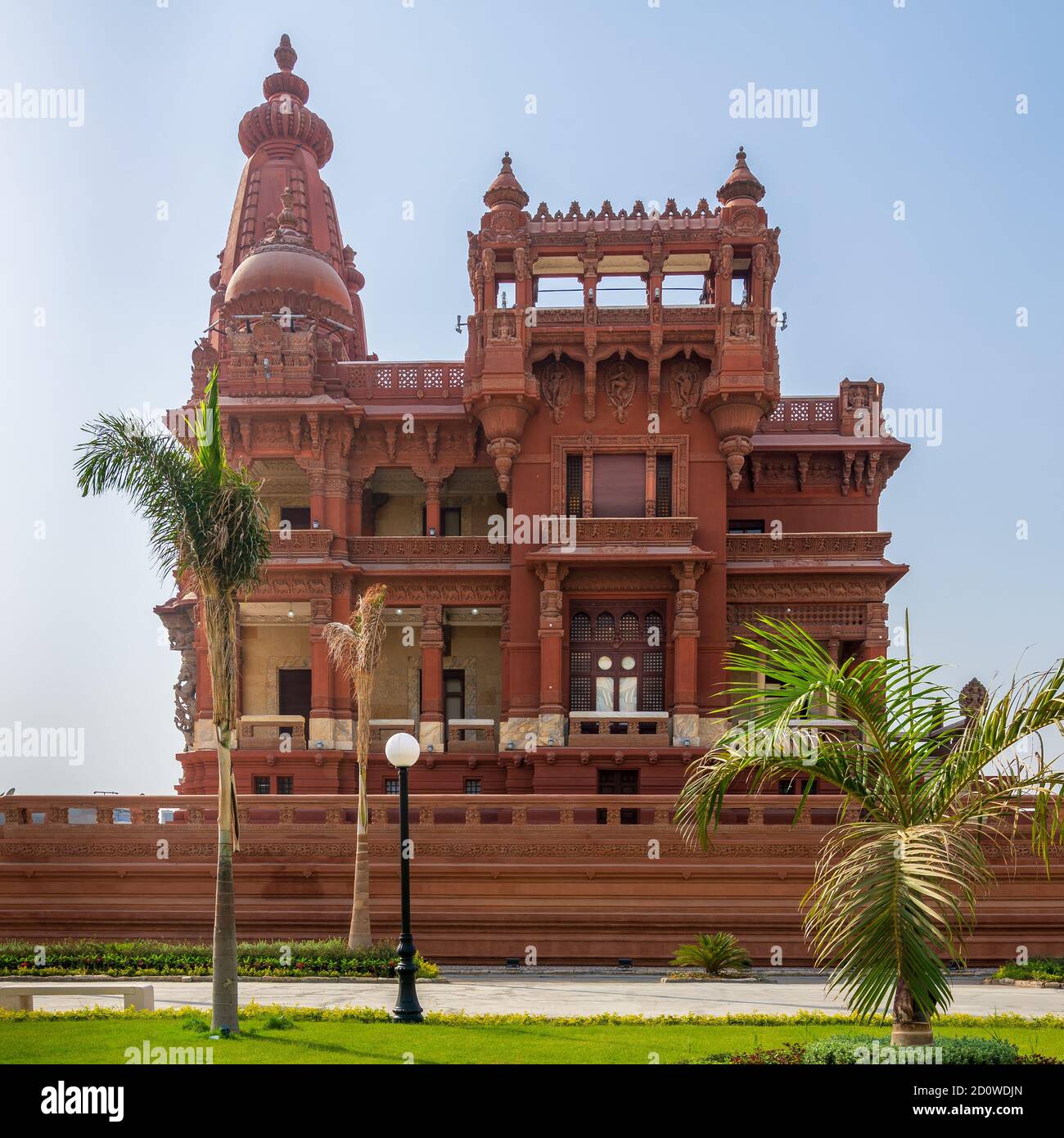 Vorderansicht der hinteren Fassade des Baron Empain Palace, einem historischen Herrenhaus inspiriert von der kambodschanischen Hindu-Tempel von Angkor Wat, befindet sich in Heliopolis Bezirk, Kairo, Ägypten Stockfoto