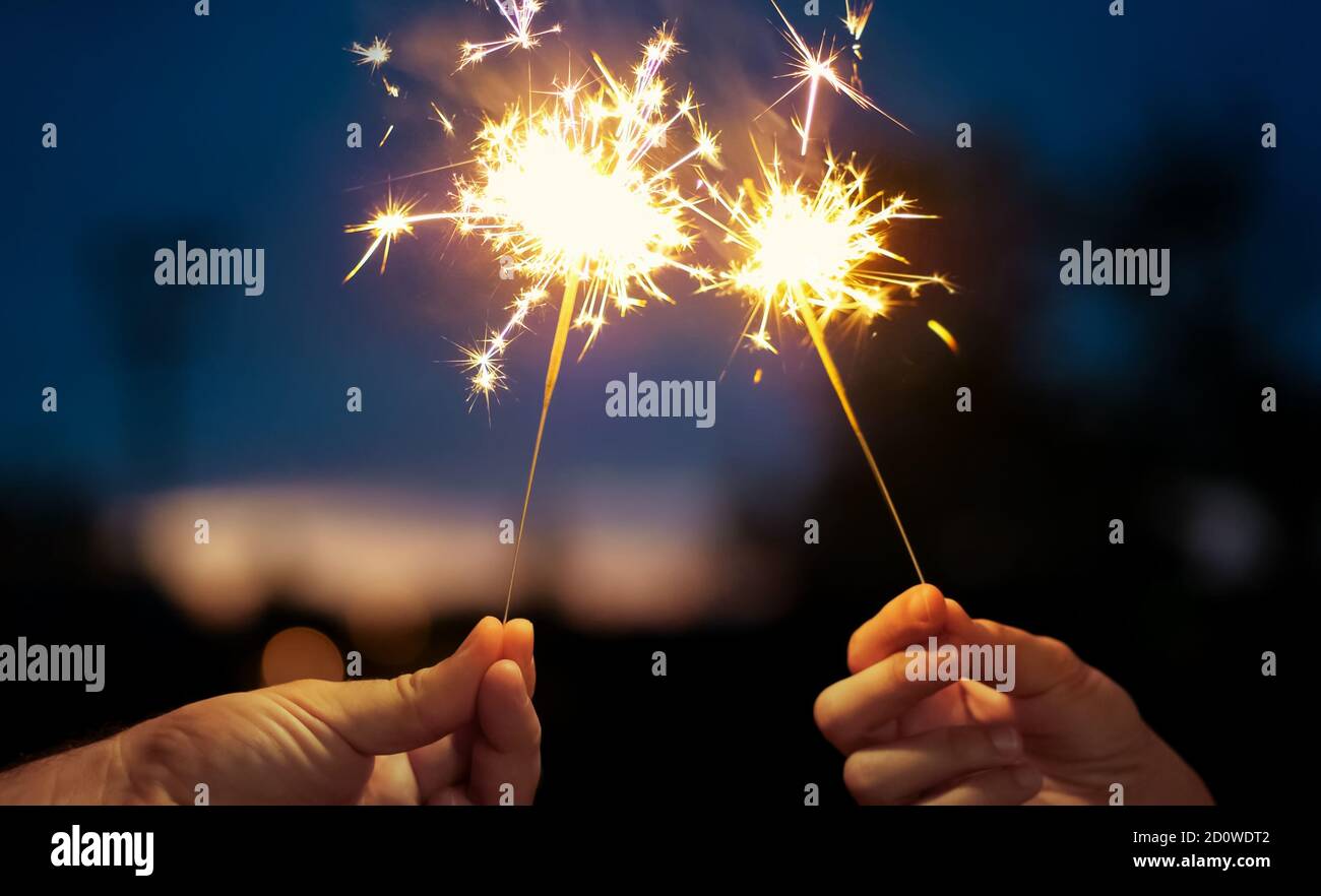 Funkelnde Sterne brennen auf Nacht Hintergrund. Film geeignet, um Feiern und Feiertage zu befriedigen. Stockfoto