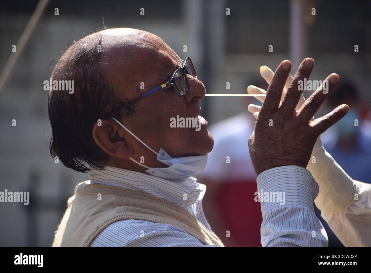 Ein Arzt, der einen Tupfer für einen schnellen Antigentest auf das Covid-19-Coronavirus am Amar Singh College in Srinagar, Indien, sammelt. Stockfoto