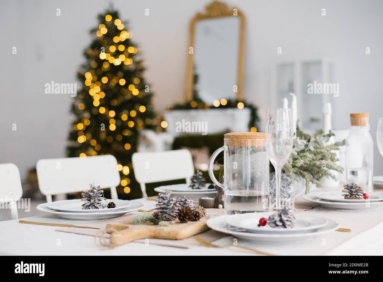 Serviert ein Weihnachtsessen oder Mittagessen in einem hellen Dekoriertes Wohnzimmer im Haus Stockfoto