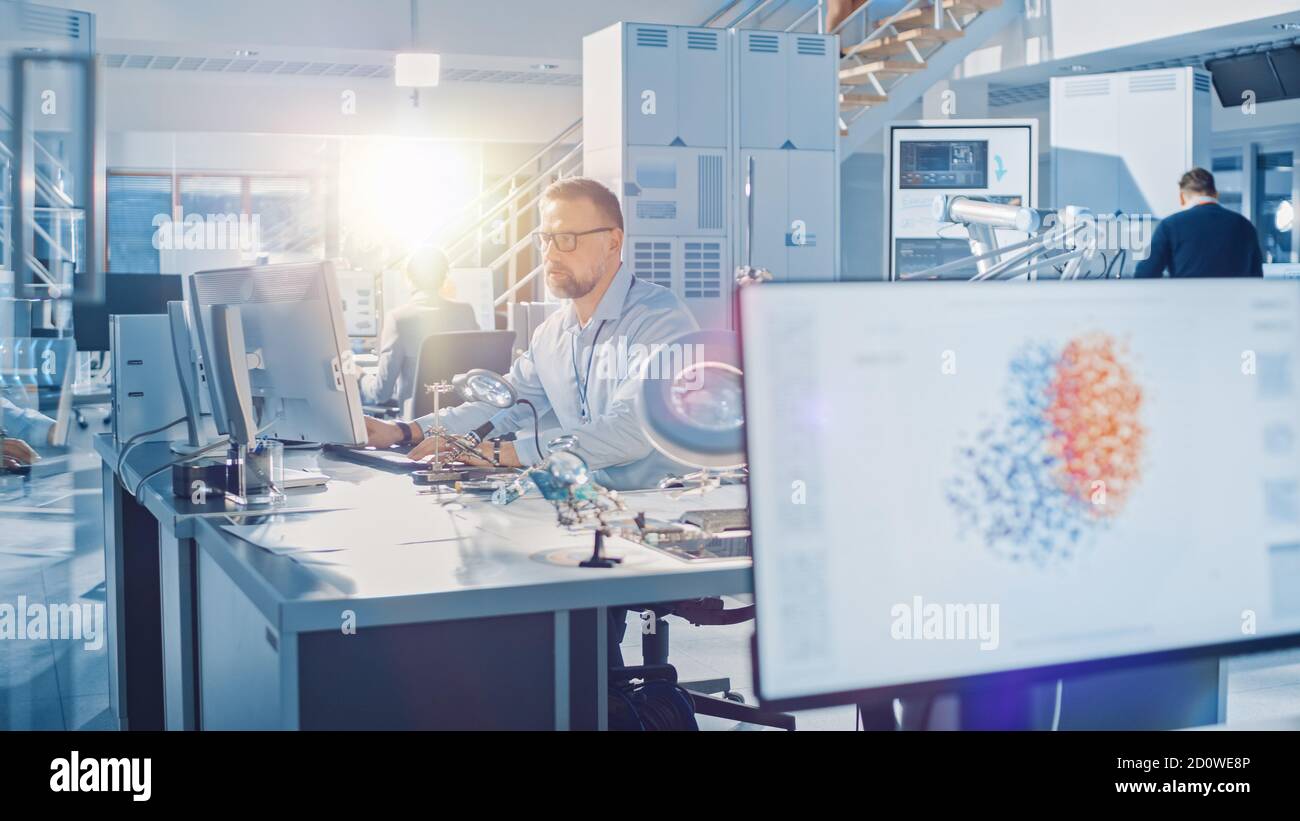 Elektronikentwickler, der mit Leiterplatten arbeitet, Wartung und Löten von Motherboard-Komponenten. Auf Dem Bildschirm Wird Neuronales Netzwerk, Gerät Angezeigt Stockfoto