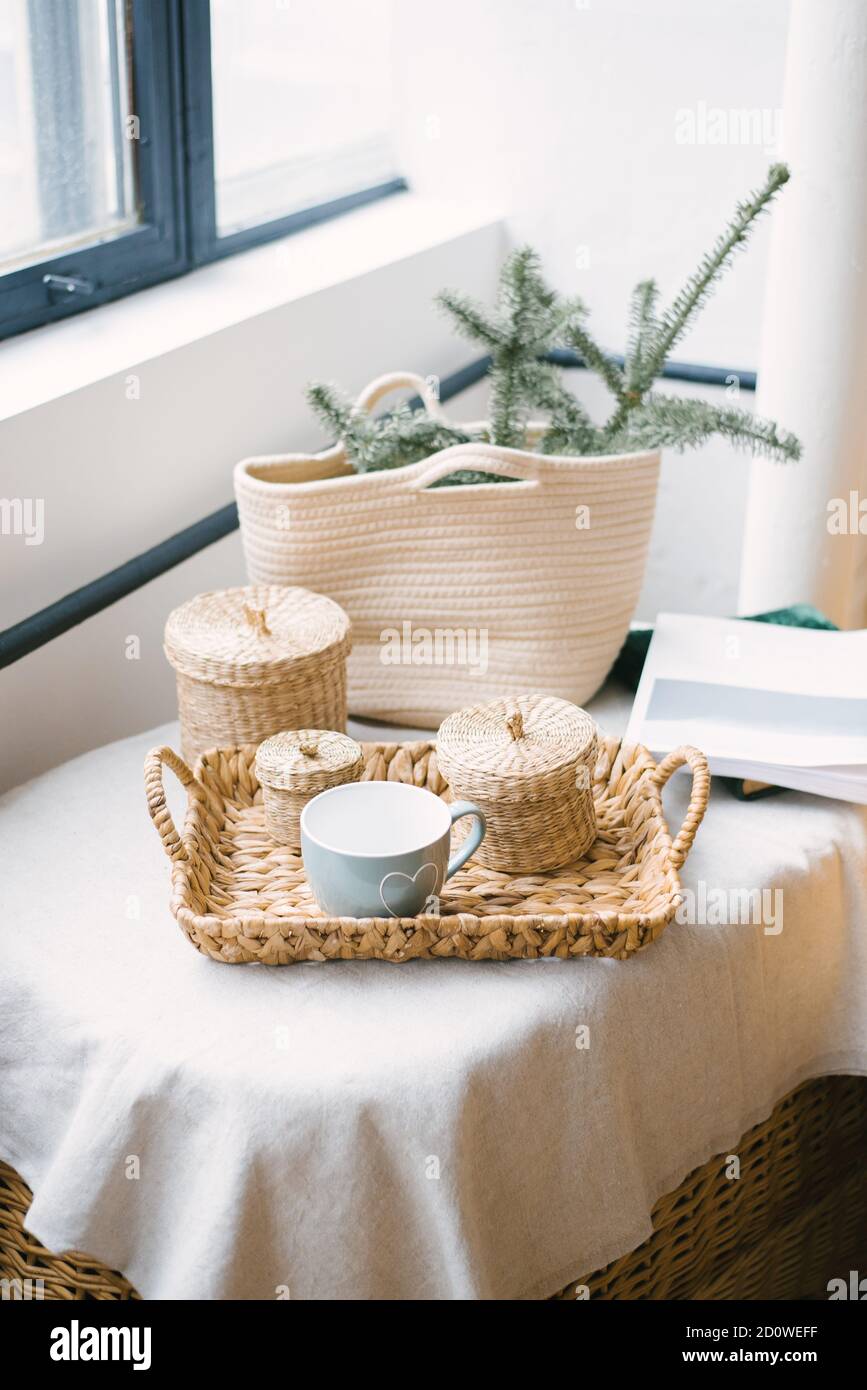 Weihnachtliche Einrichtung im Winter. Becher, Weidengläser, Tannenzweige in einem Weidenstrohbeutel Stockfoto