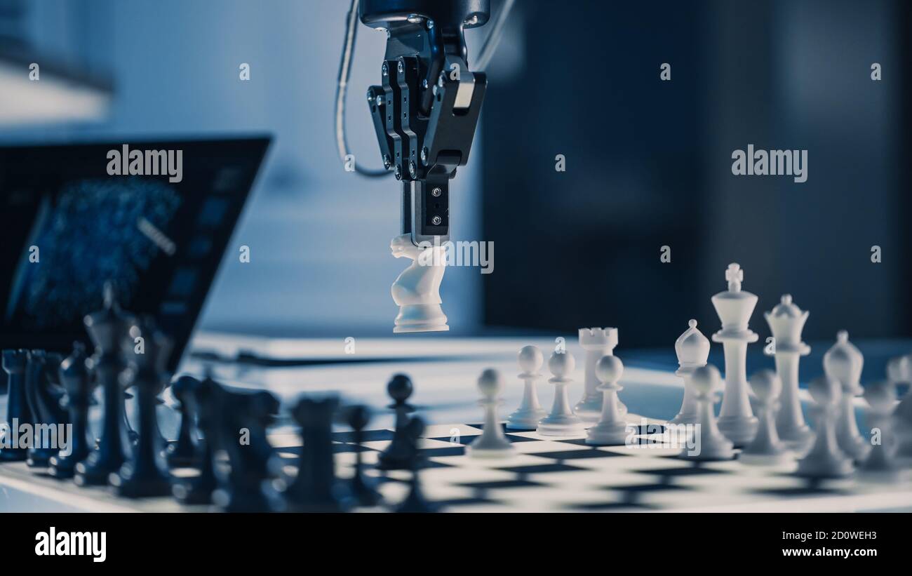 Nahaufnahme Vertikale Aufnahme künstlicher Intelligenz Bedienen eines futuristischen Roboterarms in einem Schachspiel. Roboter bewegt einen Ritter. Hightech Modern Stockfoto