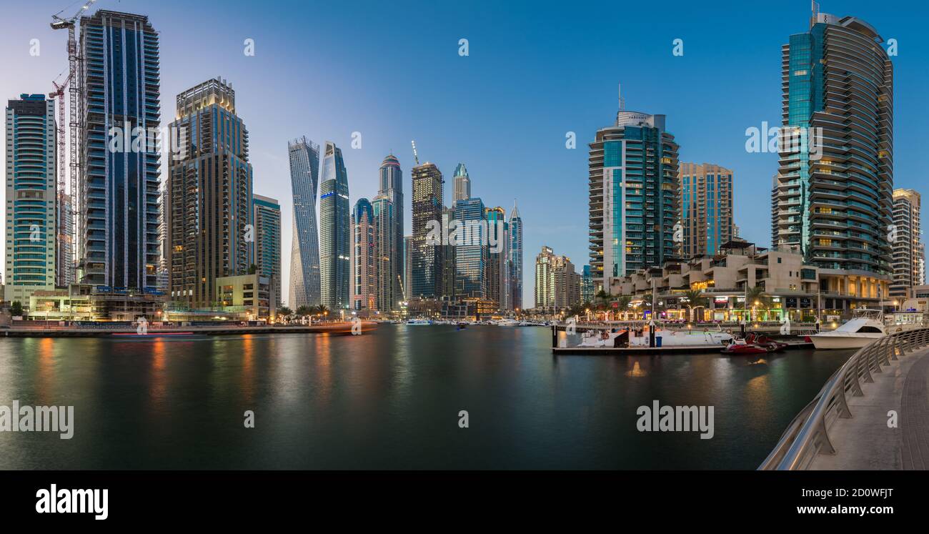 Abendansicht der Wolkenkratzer der Dubai Marina, einschließlich des Cayan Tower, einem wohlhabenden Wohnviertel in Dubai, VAE, Vereinigte Arabische Emirate Stockfoto