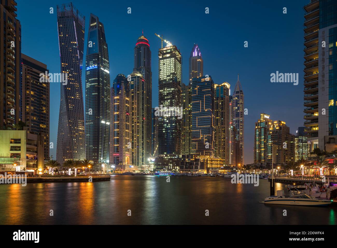 Abendansicht der Wolkenkratzer der Dubai Marina, einschließlich des Cayan Tower, einem wohlhabenden Wohnviertel in Dubai, VAE, Vereinigte Arabische Emirate Stockfoto