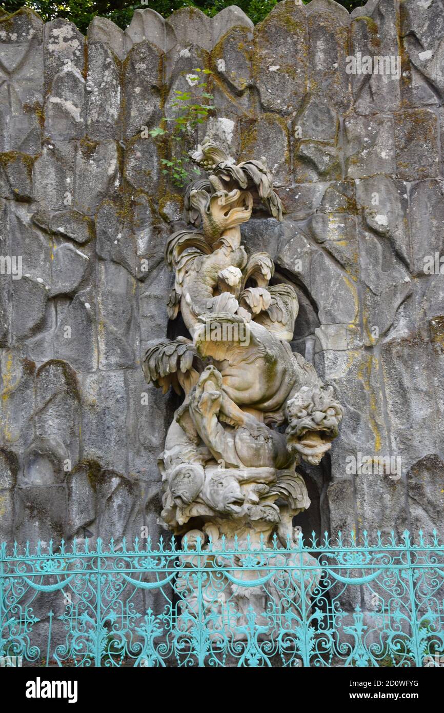 Wasserspiele - Plutogrotte, Teufelsbrücke und Jussow Tempel Stockfoto