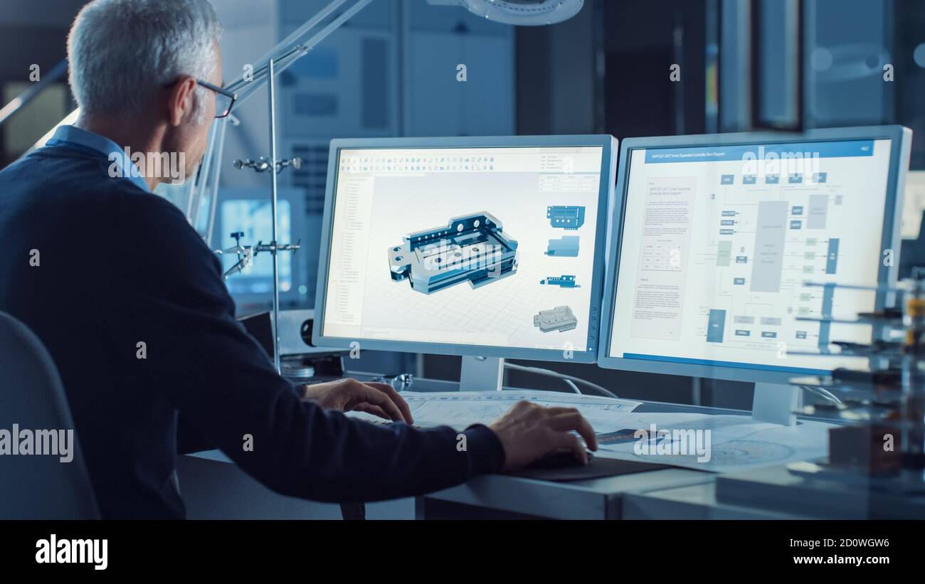 Professioneller Schwerindustrie-Ingenieur arbeitet am Computer verwendet CAD-Software Mit integrierter Entwicklungsumgebung für die Konstruktion von Industriemaschinen Stockfoto