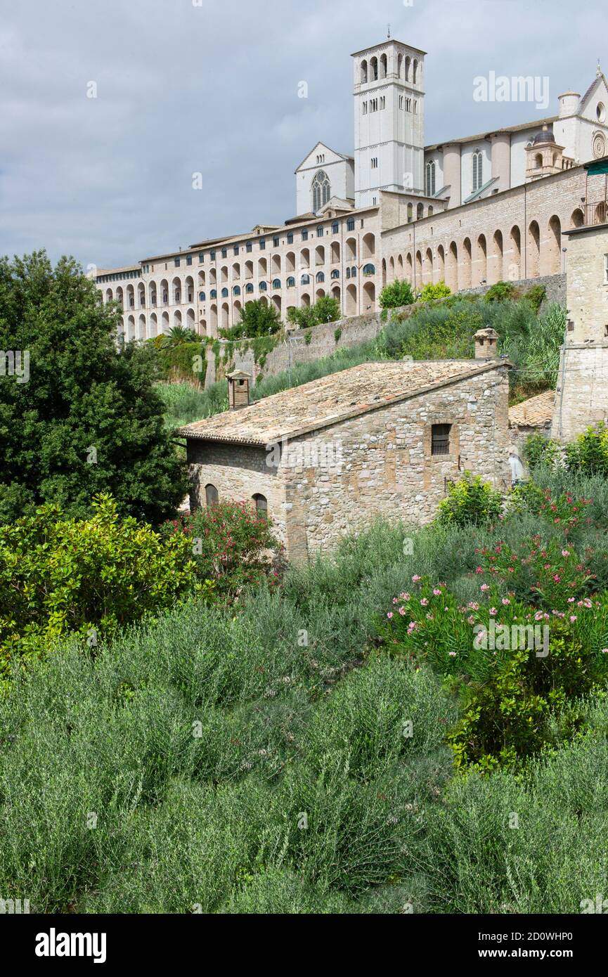 Berühmte Basilika des Heiligen Franziskus von Assisi (Basilica Papale di San Francesco) in Assisi, Umbrien, Italien Stockfoto
