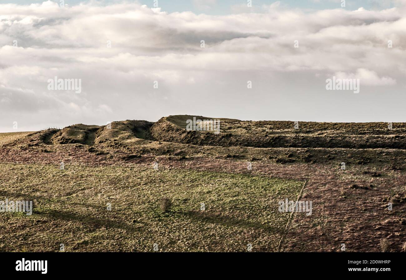 Das Hügelfort der Eisenzeit von Caer Caradoc steht oberhalb des Dorfes Chapel Lawn, in der Nähe von Clun im Süden Shropshire, Großbritannien, das ungefähr aus dem Jahr 500 v. Chr. stammt Stockfoto