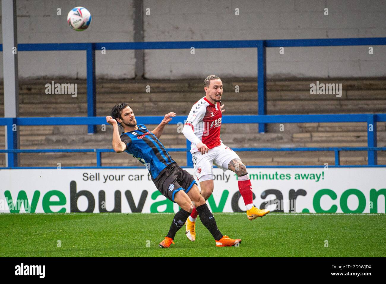 ROCHDALE, ENGLAND. 3. OKTOBER Jimmy Keohane vom Rochdale AFC tagt Barrie McKay vom Fleetwood Town FC während des Sky Bet League 1 Spiels zwischen Rochdale und Fleetwood Town im Spotland Stadium, Rochdale am Samstag, 3. Oktober 2020. (Kredit: Ian Charles, MI News) Kredit: MI Nachrichten & Sport /Alamy Live Nachrichten Stockfoto