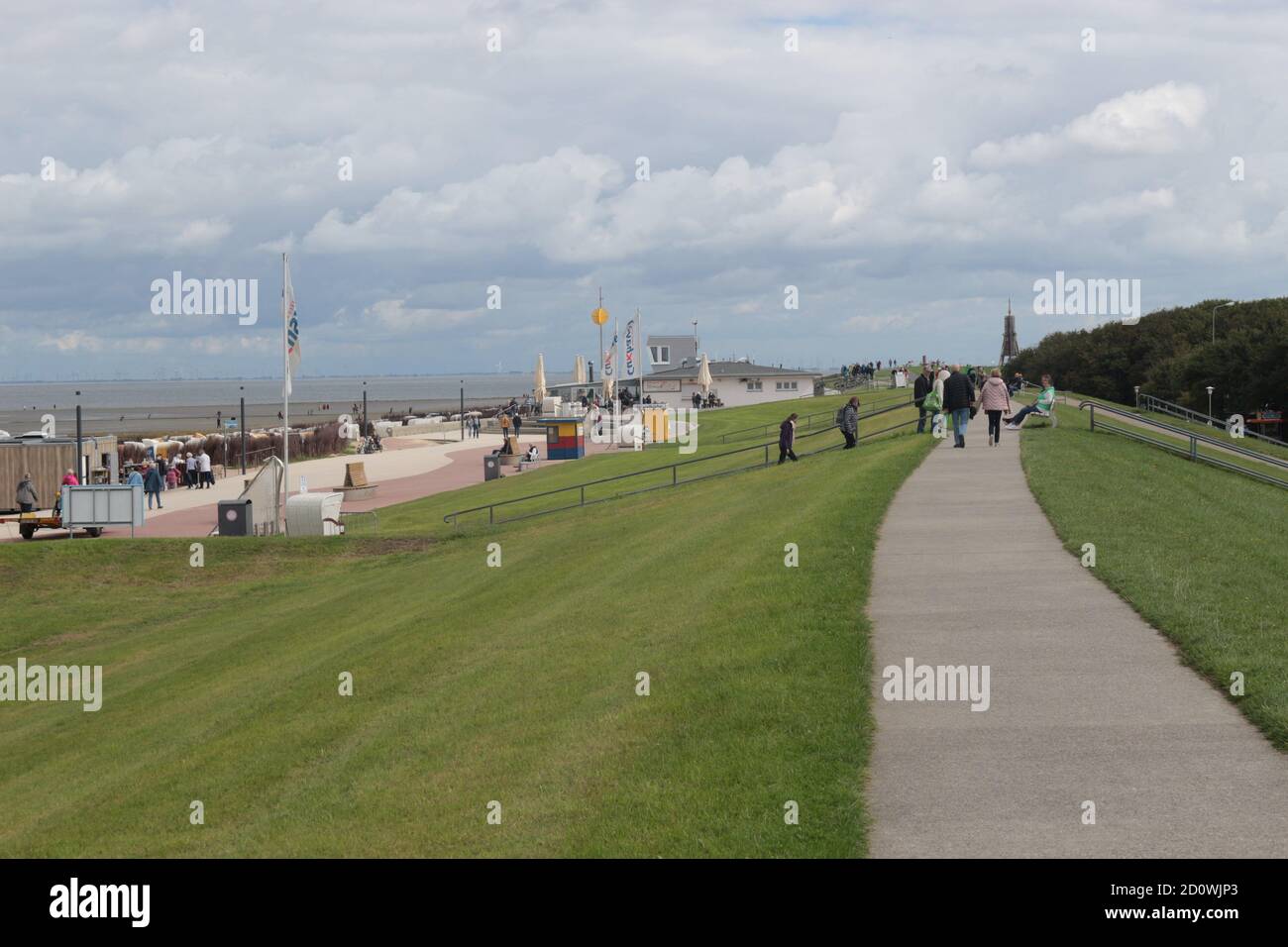 Cuxhaven, Deutschland: Strandpromenade und der historische Leuchtturm Kugelbake. Ein Wahrzeichen von Cuxhaven. Europa. Stockfoto