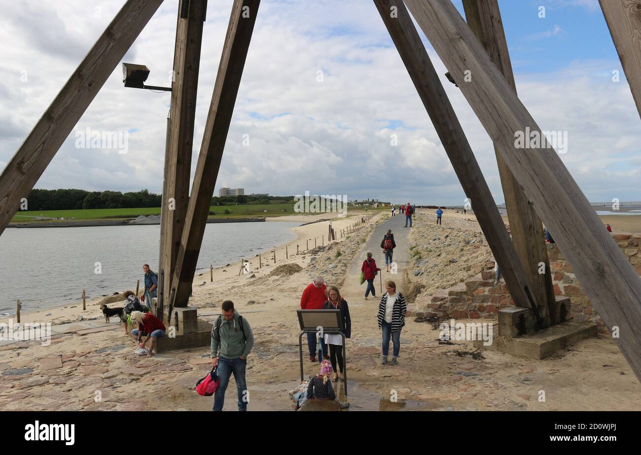 Cuxhaven, Deutschland - 7. September 2020: Menschen unter dem historischen Leuchtturm Kugelbake, einem Wahrzeichen von Cuxhaven. Norddeutschland, Europa. Stockfoto