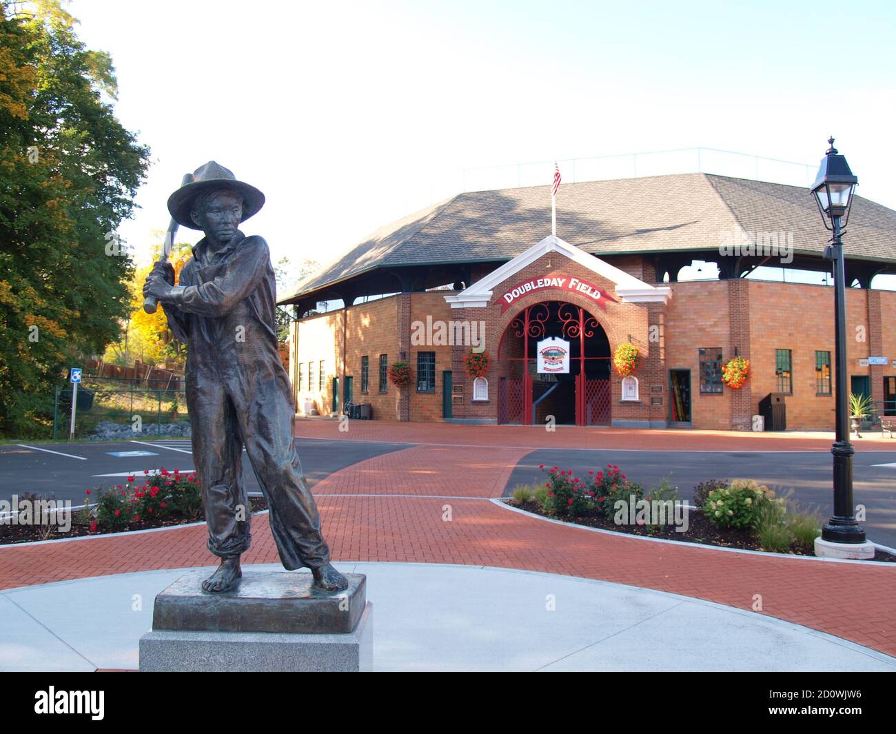 Ikonische Sandlot Kid Statue, die in seiner neuen 2020 glänzt Lage näher Doubleday Field in diesem touristischen Dorf und Haus Zur Baseball Hall of Fame Stockfoto