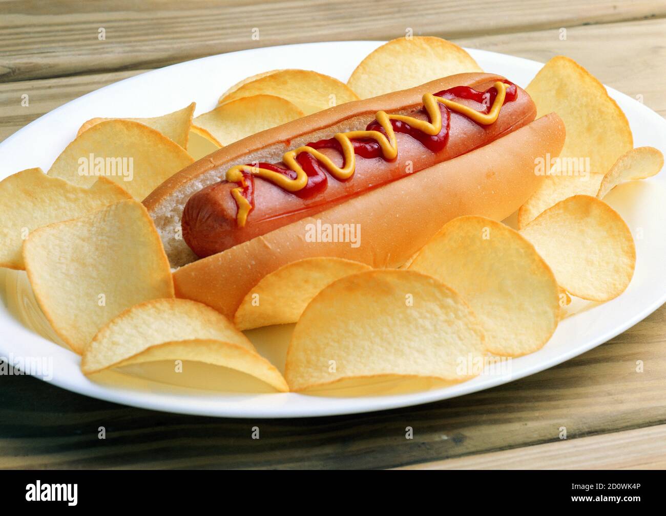 Hot Dogs mit Salatartikeln Senf, Ketchup auf einem Picknick-Tisch dieses Bild geeignet für Hotels, Restaurant, Hochzeitsfeier für Menü, Broschüre, Flyer etc Stockfoto