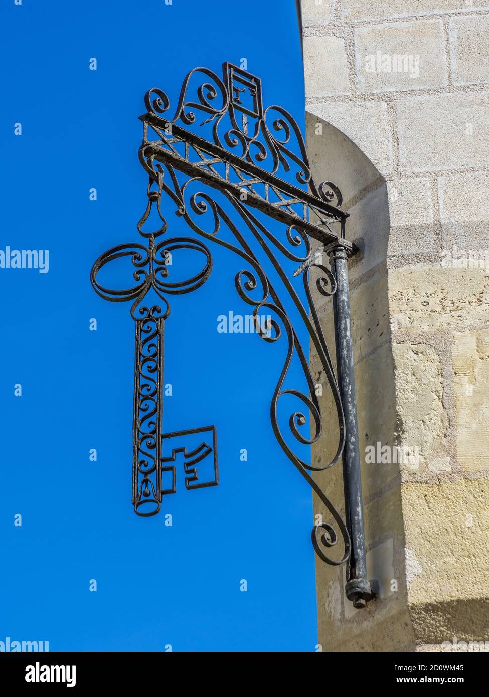 Alte dekorative Eisenarbeit hängenden Schild mit einem Schlüssel - Tours, Frankreich. Stockfoto