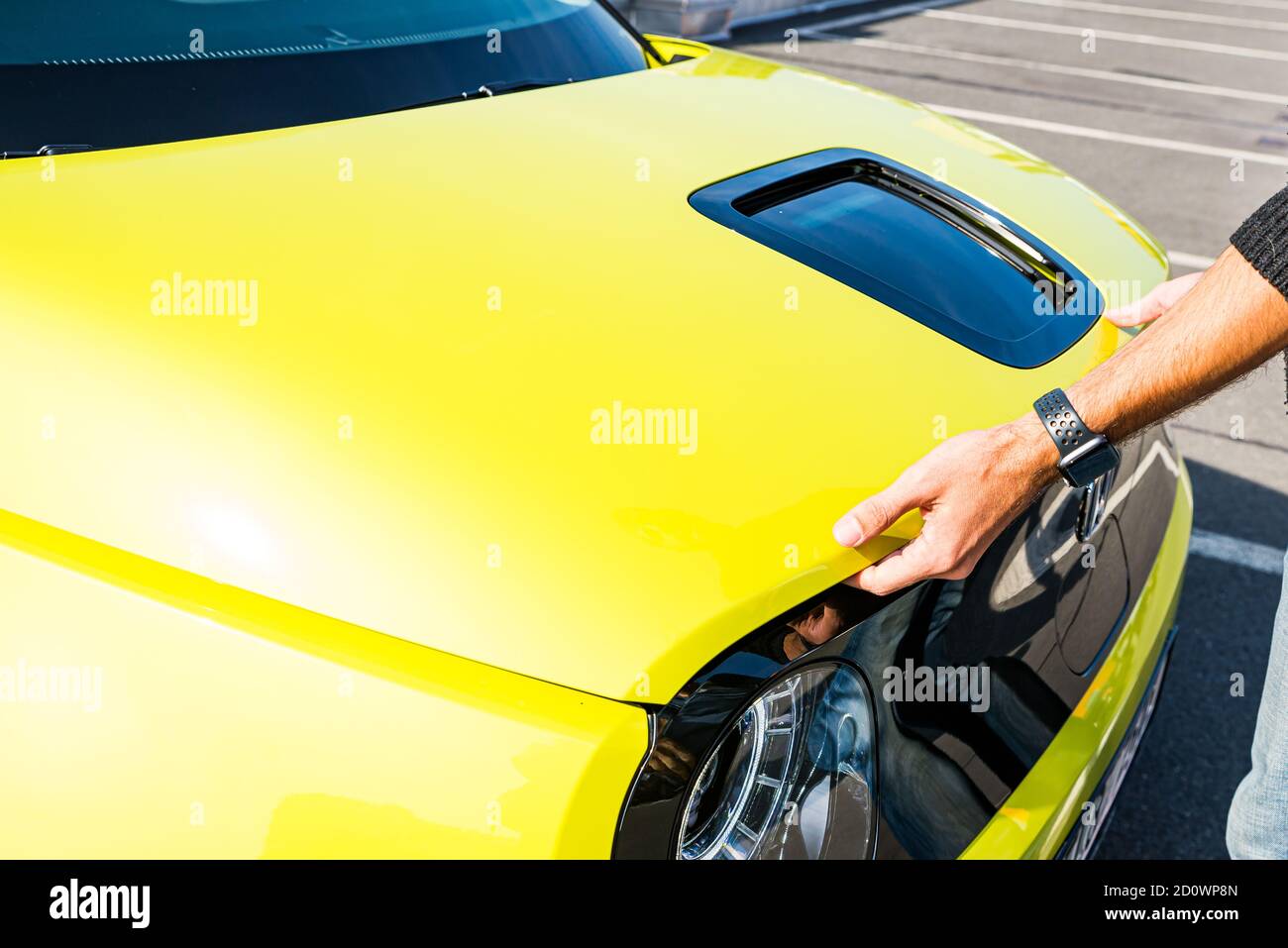 Prag, Tschechische republik - 02. Oktober 2020. Gelbgrüne elektrische Honda E - man öffnet die vordere Haube Stockfoto