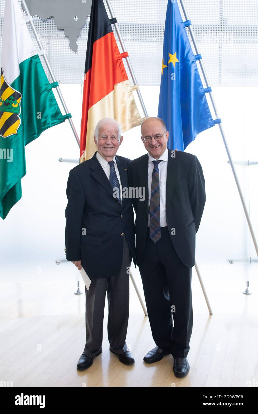 Dresden Deutschland Oktober 2020 Kurt Biedenkopf Cdu L Ehemaliger Ministerprasident Sachsens Und Arnold Vaatz Cdu Mitglied Des Deutschen Bundestages Stehen Im Sachsischen Landtag Bei Einer Feierstunde Zum Tag Der Deutschen Einheit Seite