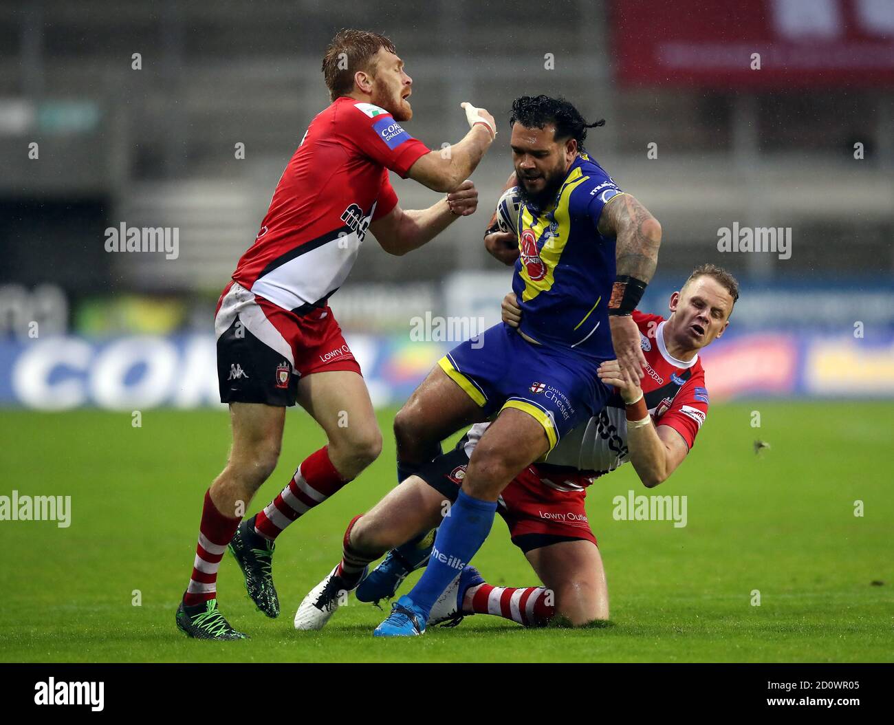 Ben Murdock-Masila von Warrington Wolves wurde von Kris Welham (links) und Kevin Brown (rechts) von Salford Red Devils während des Coral Challenge Cup, Halbfinale im Totally Wicked Stadium, St. Helens, angegangen. Stockfoto