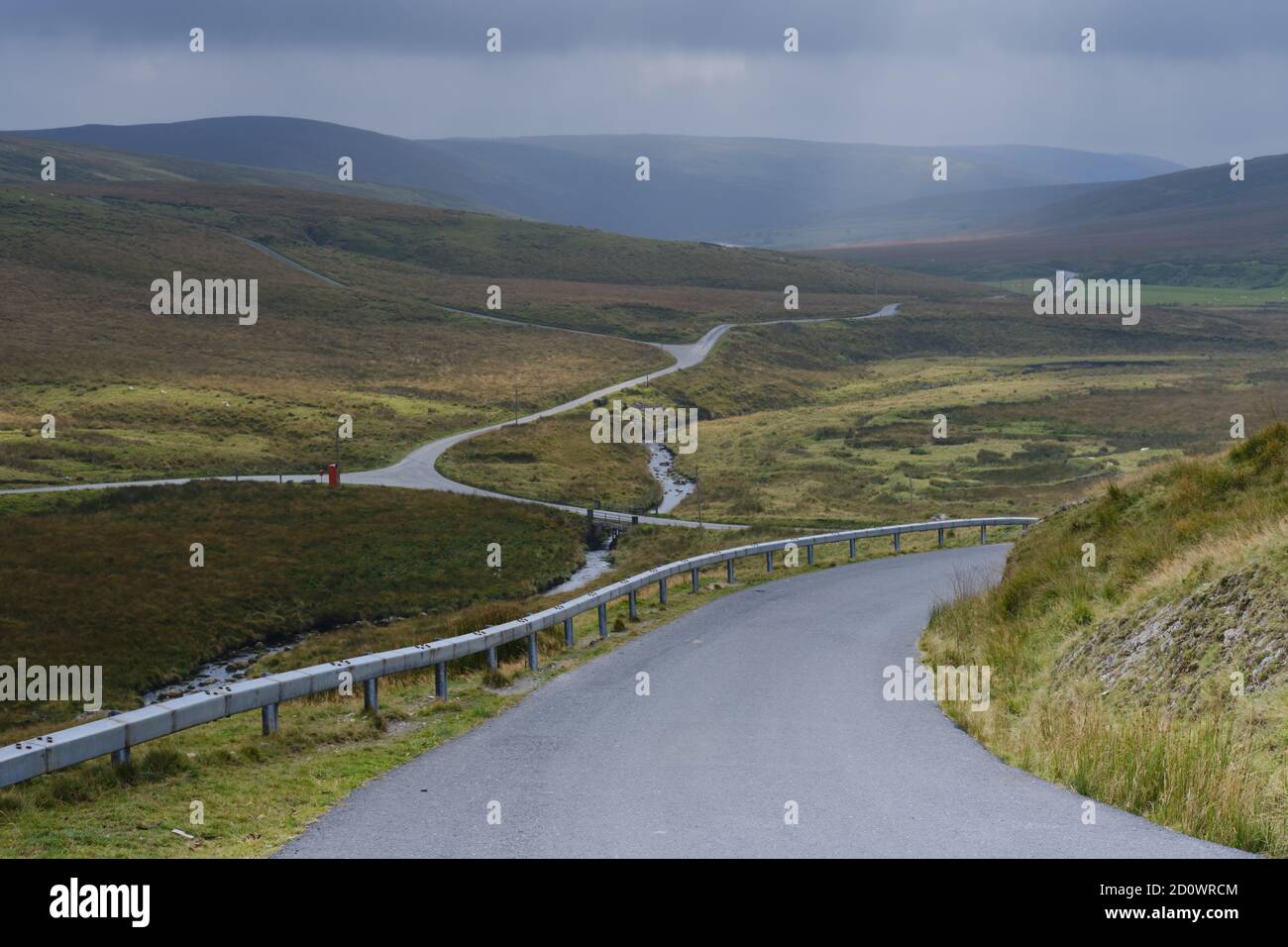 Einsame Straße durch Moorland in Wales Stockfoto