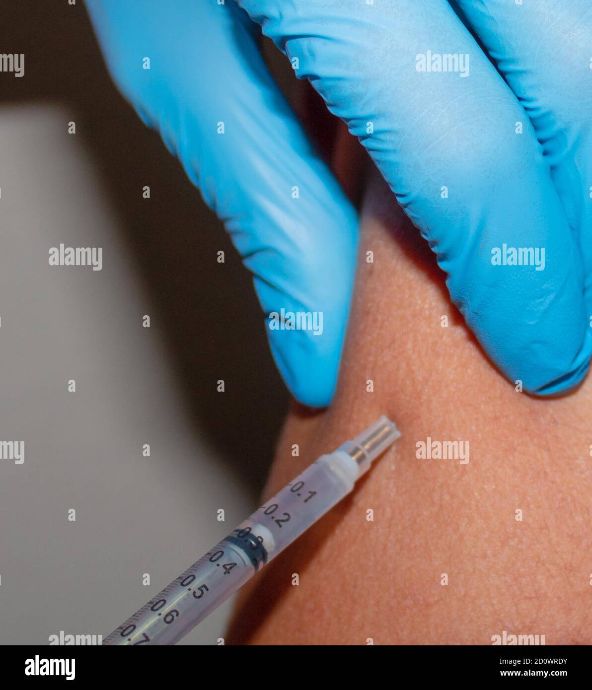 Arzt, der den Grippeimpfstoff des Patienten oder Covid19 Insulin verabreicht Medizin oder Impfung gegen Epidemien Stockfoto