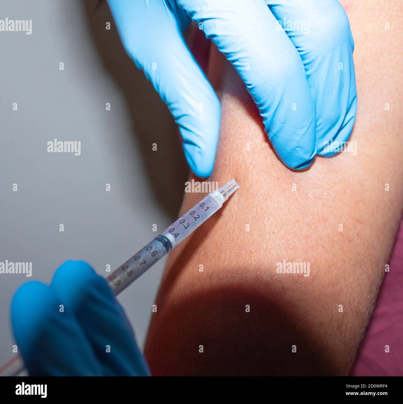 Ein Arzt, der den Grippe- oder Covid19-Impfstoff des Patienten verabreicht oder einen Nadelbluttest durchführt. Krankenschwester mit Injektion oder Spritze. Medizin, Insulin Stockfoto