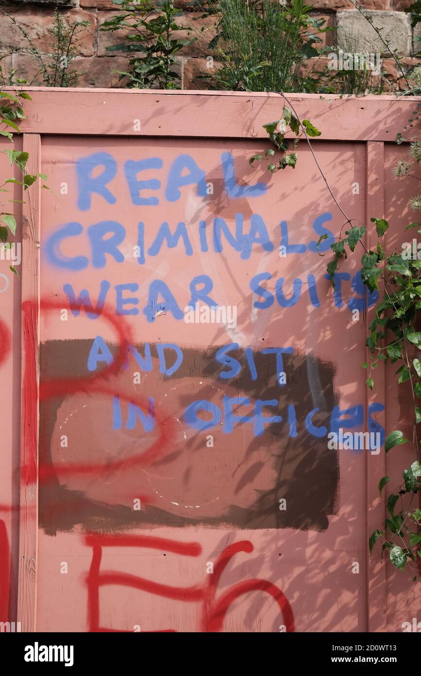 Anti-Establishment-Graffiti auf einem temporären Baustellenhorten Stockfoto