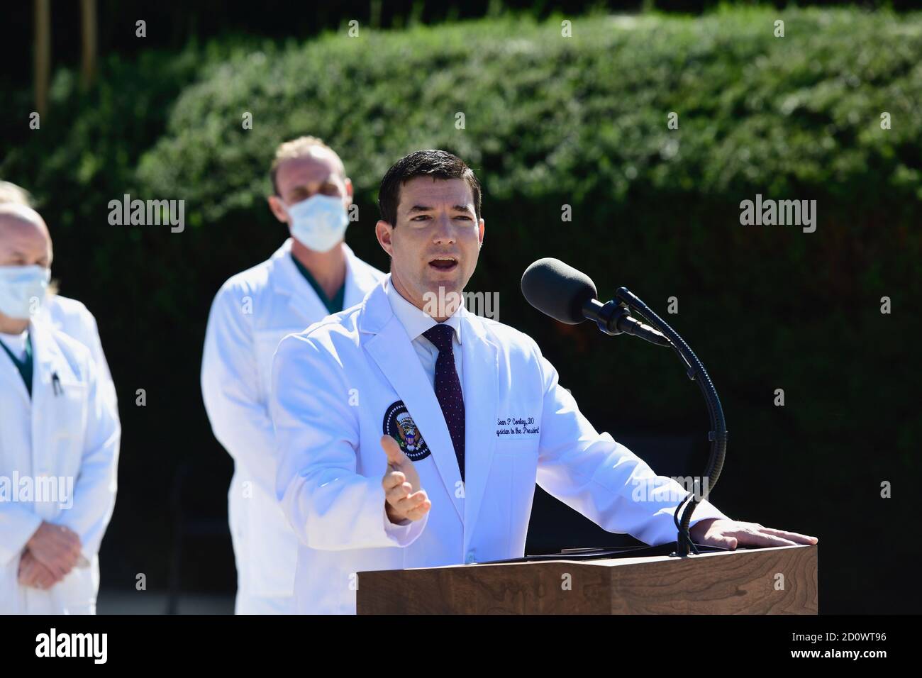 Dr. med. CDR Sean P. Conley, Arzt des Präsidenten, gab am Samstag, den 3. Oktober 2020, im Walter Reed National Military Medical Center in Bethesda, Maryland, einen aktuellen Stand über den Zustand des US-Präsidenten Donald J. Trump. Der Präsident ist bei Walter Reed zur Behandlung nach seinem Test positiv für COVID am Freitag.Quelle: Rod Lampey/Pool via CNP/MediaPunch Stockfoto