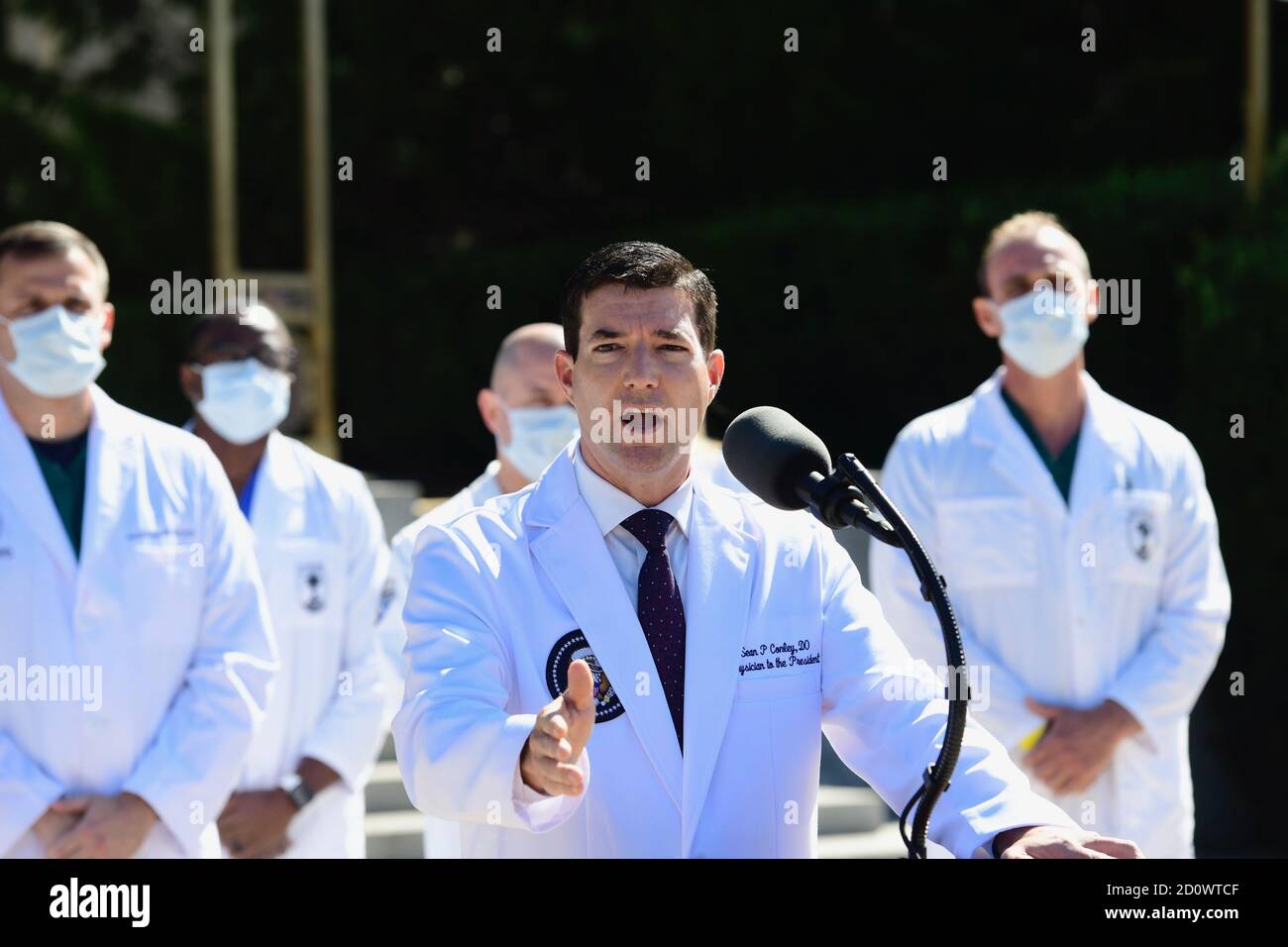 Dr. med. CDR Sean P. Conley, Arzt des Präsidenten, gab am Samstag, den 3. Oktober 2020, im Walter Reed National Military Medical Center in Bethesda, Maryland, einen aktuellen Stand über den Zustand des US-Präsidenten Donald J. Trump. Der Präsident ist bei Walter Reed zur Behandlung nach seinem Test positiv für COVID am Freitag.Quelle: Rod Lampey/Pool via CNP/MediaPunch Stockfoto