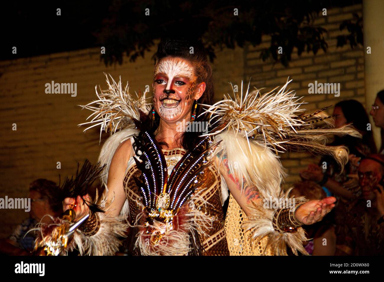 MANISES (Valencia), SPANIEN - 5. JULI: Nicht identifizierte Teilnehmer bei Fiesta Moros und Cristianos, Kostümparade auf den Straßen von Manises, 5. Juli 2019, Stockfoto