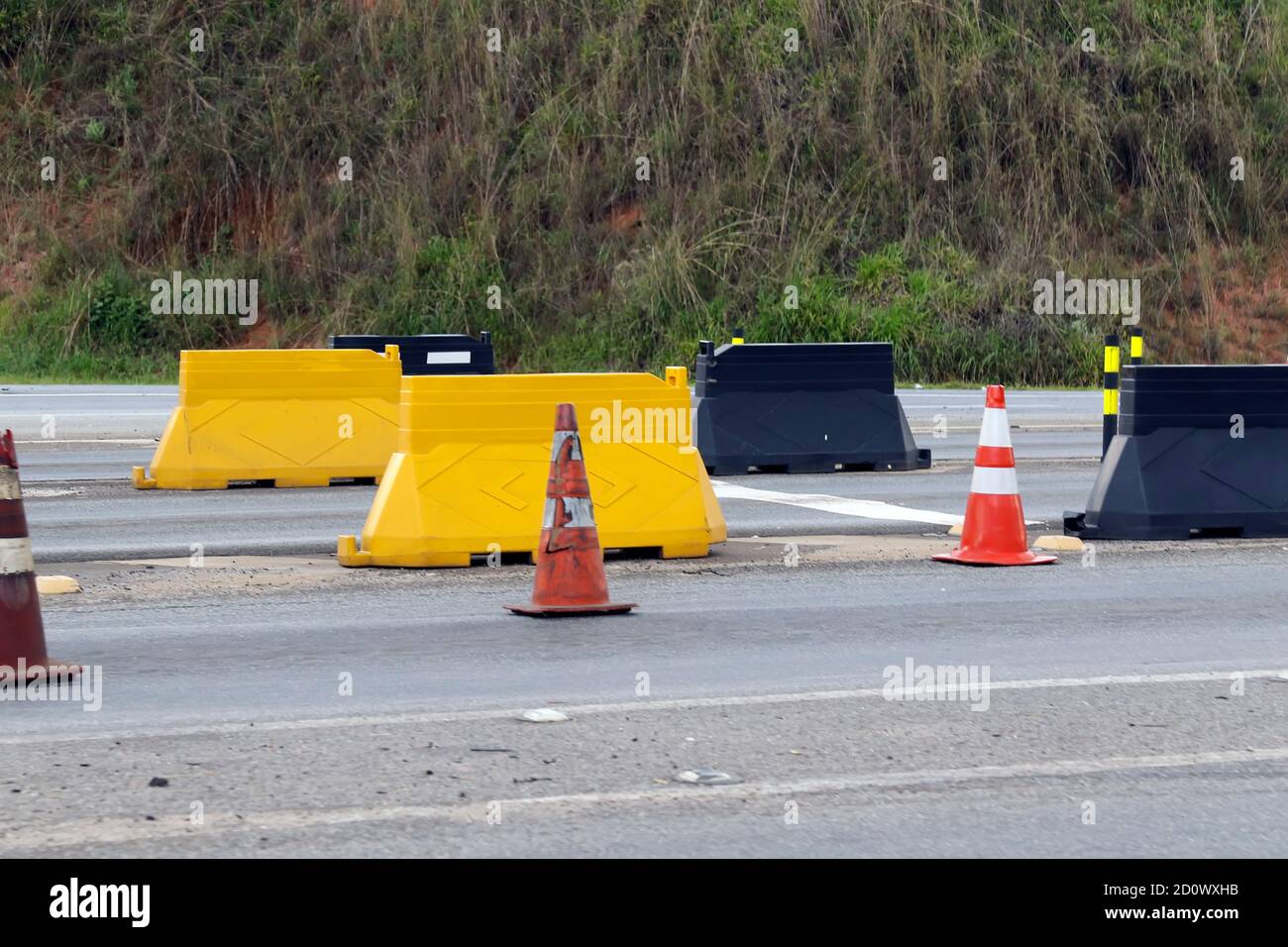 Minas Gerais / Brasilien - 12. Dezember 2018: Sicherheitsschilder an der Mautstelle auf der fernao dias Autobahn BR381 Stockfoto