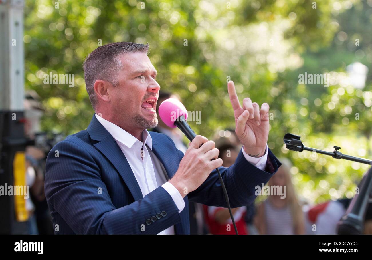 Austin, TX, USA 3. Oktober 2020: Der umstrittene Pastor Greg Locke spricht als Mitglieder der This is Texas Freedom Force (TITFF) während eines "Constitutional Rights Summit", wo Texaner ermutigt wurden, sich zu äußern und sich gegen "Tyrannei und Regierung über Reichweite" und das Recht auf Waffengewalt zu stellen. Kredit: Bob Daemmrich/Alamy Live Nachrichten Stockfoto