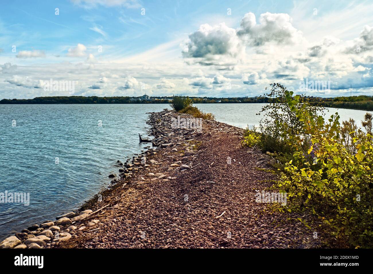 Blick von einer Mauer auf Onondaga Lake in Geddes, New York mit der Stadt Syrakus in der Ferne Stockfoto