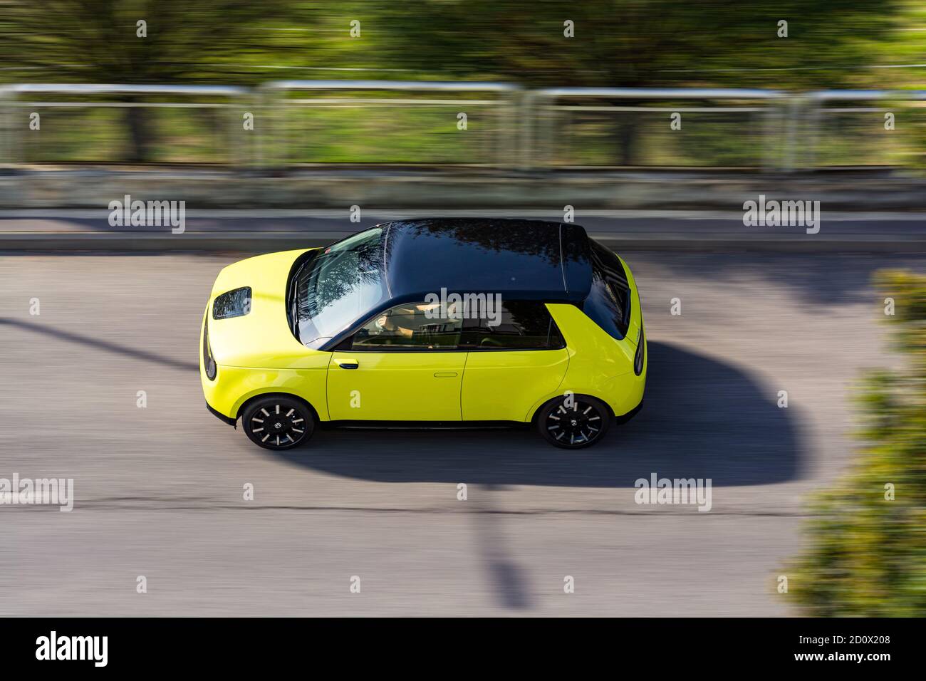 Prag, Tschechische republik - 02. Oktober 2020. Gelb grün elektrische Honda E in Bewegung auf Teerstraße - Vogelperspektive Stockfoto