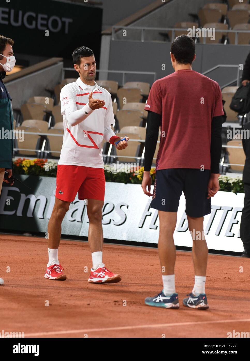 Paris, Frankreich. Oktober 2020. Roland Garros Paris French Open 2020 Tag 7 031020 Novak Djokovic (SRB) Spiel in der dritten Runde Warum 358 Millionen Dollar für ein neues Dach ausgeben und es nicht nutzen? Spiel auf Philippe Chatrier Court verwandelt sich in eine Farce, wie Spiel im Regen mit dem Dach offen fortgesetzt und dann Spiel wird ausgesetzt, während das Dach geschlossen ist und dann Reparaturen müssen getan werden und Court Minder bringen eine Schubkarre auf den Platz und Djokovic schließt sich in der Operations Credit: Roger Parker/Alamy Live News Stockfoto