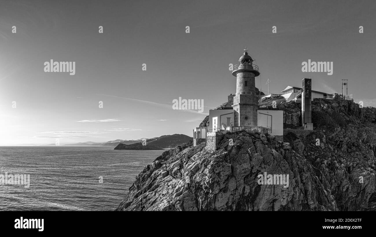 Santa Catalina Leuchtturm in Lekeitio, Baskenland - Drohne Luftbild, schwarz und weiß Stockfoto