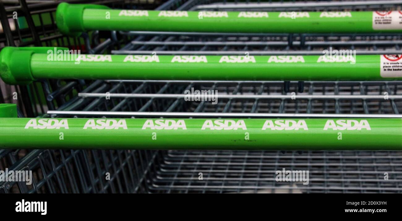 Asda-Logo auf den Brollys außerhalb eines ihrer Superzentren gesehen.Großbritanniens drittgrößte Supermarktkette Asda wurde von seinem US-Besitzer Walmart verkauft.Milliardär Brüder Mohsin & Zuber Issa und Private-Equity-Firma TDR Capital gewann den Bieterkrieg in einem £6,8 Milliarden Deal. Die Blackburn-basierten Issa-Brüder besitzen die EG-Gruppe, die sie von einer einzigen Tankstelle im Jahr 2001 an mehr als 6,000 Standorten rund um den Globus und einem Jahresumsatz von £20billion gebaut. Es wird das erste Mal sein, dass Asda seit über 20 Jahren in britischem Besitz ist. Stockfoto