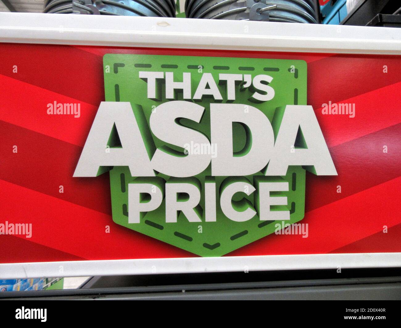 Asdas berühmter Slogan 'thathis Asda Price' wird in einem Geschäft gezeigt Großbritanniens drittgrößte Supermarktkette Asda wurde von seinem US-Besitzer Walmart verkauft.Milliardäre Brüder Mohsin & Zuber Issa und die Private-Equity-Firma TDR Capital gewannen den Bieterkrieg in einem £6,8 Milliarden Deal. Die Blackburn-basierten Issa-Brüder besitzen die EG-Gruppe, die sie von einer einzigen Tankstelle im Jahr 2001 an mehr als 6,000 Standorten rund um den Globus und einem Jahresumsatz von £20billion gebaut. Es wird das erste Mal sein, dass Asda seit über 20 Jahren in britischem Besitz ist. Stockfoto