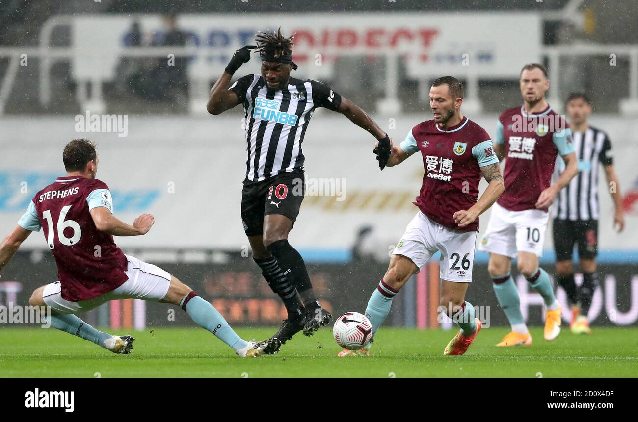 Allan Saint-Maximin (Mitte) von Newcastle United kämpft während des Premier League-Spiels im St. James' Park, Newcastle, mit Dale Stephens von Burnley (links) und Phil Bardsley um den Ball. Stockfoto