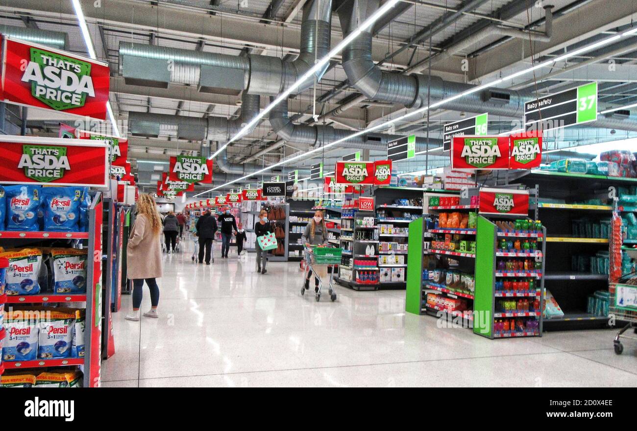 London, Großbritannien. Oktober 2020. Asdas berühmter Slogan 'thathis Asda Price' wurde überall im Inneren eines Ladens gezeigt.Großbritanniens drittgrößte Supermarktkette Asda wurde von seinem US-Besitzer Walmart verkauft.die Milliardärsbrüder Mohsin & Zuber Issa und die Private-Equity-Firma TDR Capital gewannen den Bieterkrieg in einem Â£6,8 Milliarden Deal. Die Blackburn-basierten Issa-Brüder besitzen die EG-Gruppe, die sie von einer einzigen Tankstelle im Jahr 2001 an mehr als 6,000 Standorten rund um den Globus und einem Jahresumsatz von Â£20billion gebaut. Es wird das erste Mal sein, dass Asda seit über 20 Jahren in britischem Besitz ist. (Kredit Stockfoto