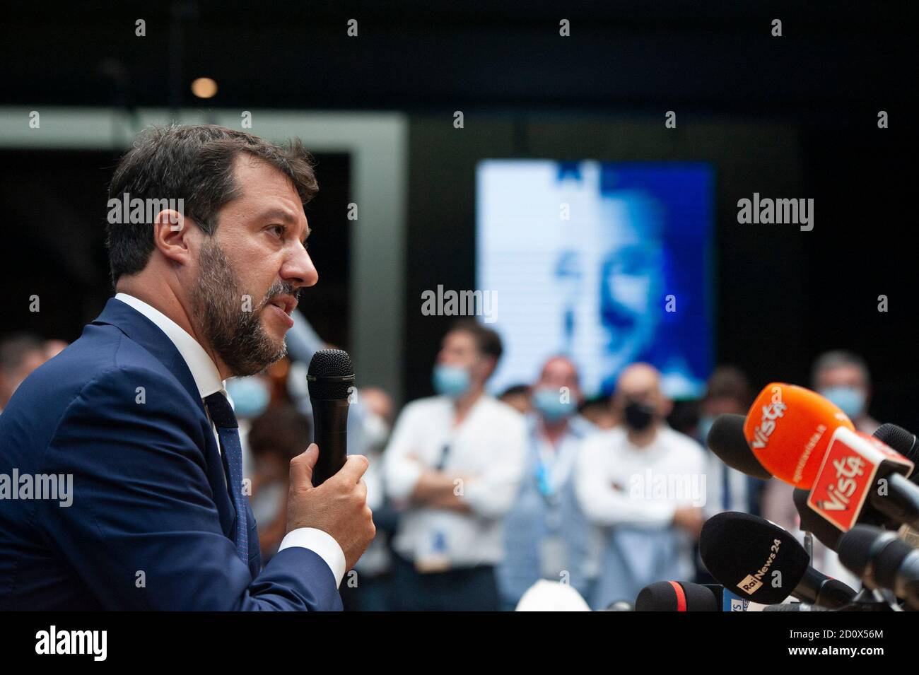 Matteo Salvini hielt Reden während der Pressemitteilung. Liga-Parteivorsitzenden Matteo Salvini erschien vor dem Richter in Catania für den Fall im Zusammenhang mit der angeblich illegalen Inhaftierung von Einwanderern. Nach der Entscheidung des Gerichts wird am 20. November eine neue Anhörung stattfinden, bei der Premierminister Giuseppe Conte und Außenminister Luigi Di Maio als Zeugen vertreten sind. Im Anschluss an die Entscheidung des Gerichts Salvini, hielt eine Pressemitteilung und traf seine Anhänger. Stockfoto