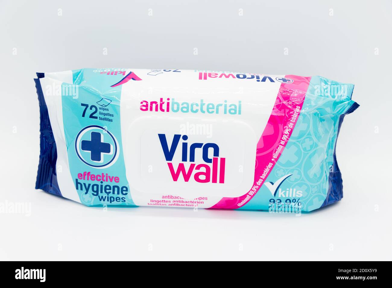 Irvine, Schottland, Großbritannien - 01. Oktober 2020: Ein Paket antibakterieller Viro Wall Wischtücher auf weißem Hintergrund. Stockfoto