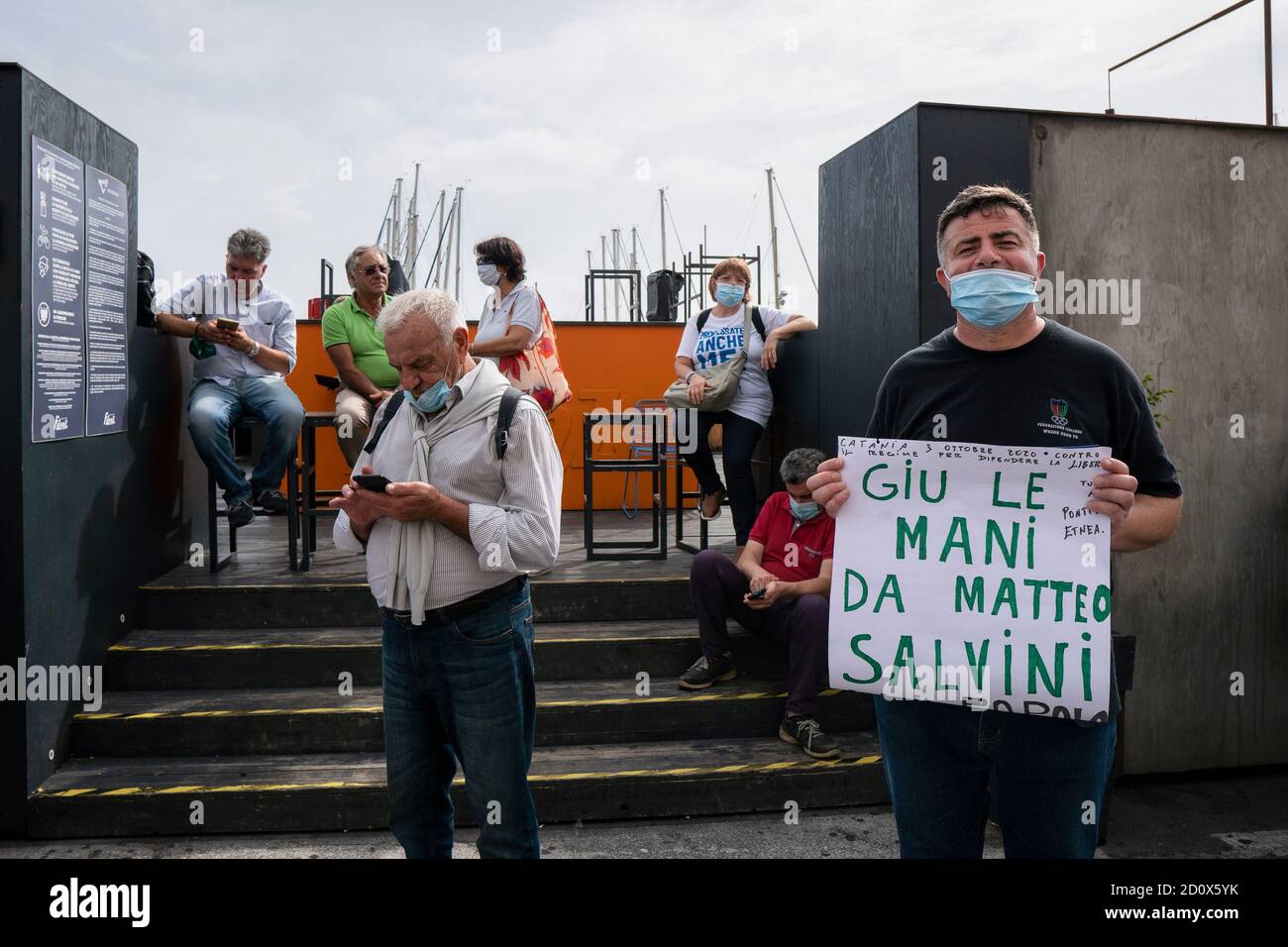 Catania, Italien. Januar 2016. Ein Unterstützer mit einem Plakat sah warten auf Matteo Salvini.Liga-Partei Führer, Matteo Salvini erschien vor dem Richter in Catania für den Fall im Zusammenhang mit Immigranten angeblich illegale Inhaftierung. Nach der Entscheidung des Gerichts wird am 20. November eine neue Anhörung stattfinden, bei der Premierminister Giuseppe Conte und Außenminister Luigi Di Maio als Zeugen vertreten sind. Im Anschluss an die Entscheidung des Gerichts Salvini, hielt eine Pressemitteilung und traf seine Anhänger. Kredit: Valeria Ferraro/SOPA Images/ZUMA Wire/Alamy Live Nachrichten Stockfoto